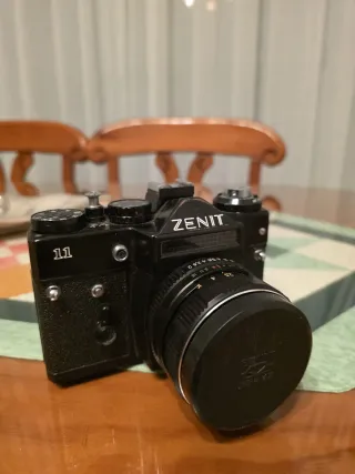 Cámara Zenit Negra con Correa Multicolor