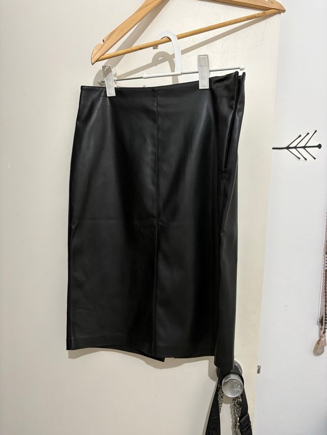 Falda efecto piel negra