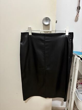 Falda efecto piel negra