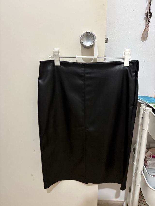 Falda efecto piel negra