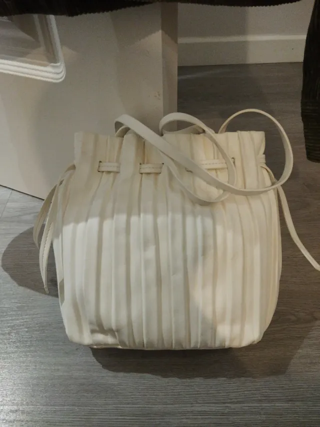Bolso Zara blanco plisado sin estrenar