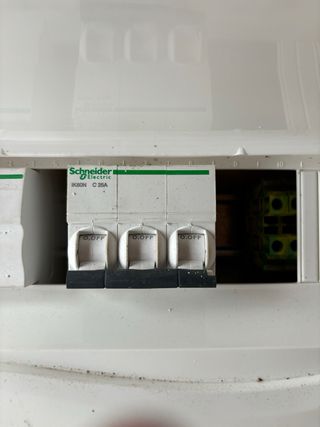 Quadro elétrico com disjuntores