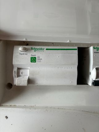 Quadro elétrico com disjuntores