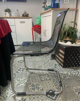 Mesa ovalada y sillas