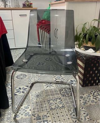 Mesa ovalada y sillas