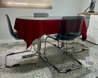 Mesa ovalada y sillas