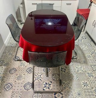 Mesa ovalada y sillas