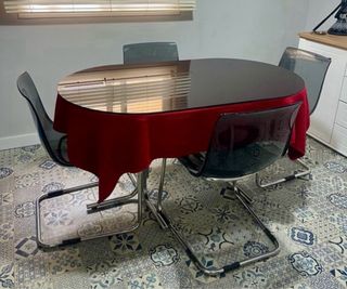 Mesa ovalada y sillas