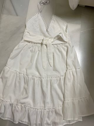 Vestido blanco con encaje y volantes