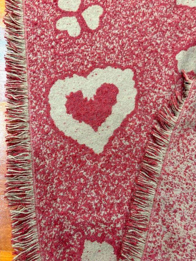 Calda sciarpa/stola con stampa a cuori double-face