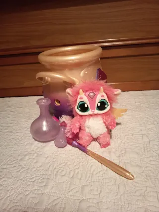 Furby con caldero mágico y accesorios