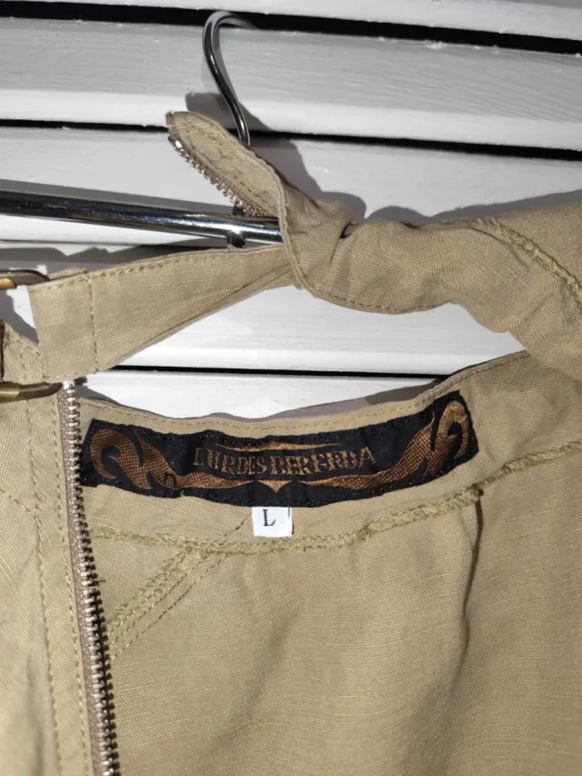 Falda beige asimétrica