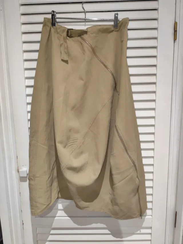 Falda beige asimétrica