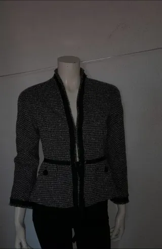 Chaqueta Purificación García Gris y Negra