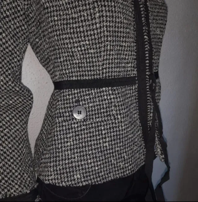 Chaqueta Purificación García Gris y Negra