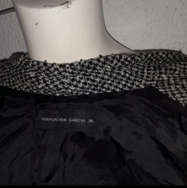 Chaqueta Purificación García Gris y Negra