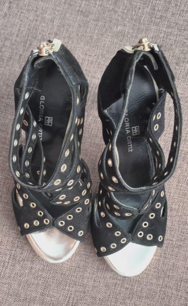 Sandalias tacón ante negro y dorado T.35.5