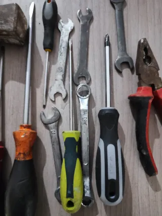 Lote 14 Herramientas: Martillo, Llaves, Destornill