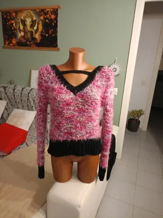 Jersey rosa y multicolor con escote pico