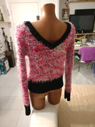 Jersey rosa y multicolor con escote pico