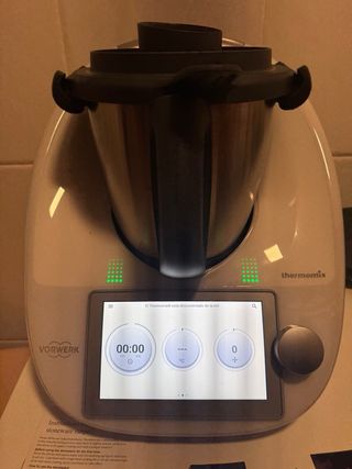 Thermomix TM6 de Vorwerk con accesorios.