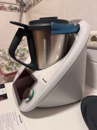 Thermomix TM6 de Vorwerk con accesorios.