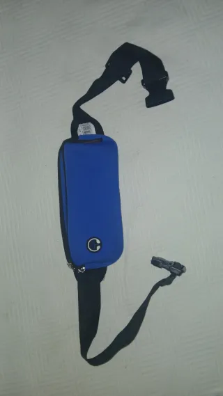 Riñonera deportiva azul y negra