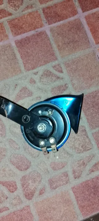 Claxon de coche azul