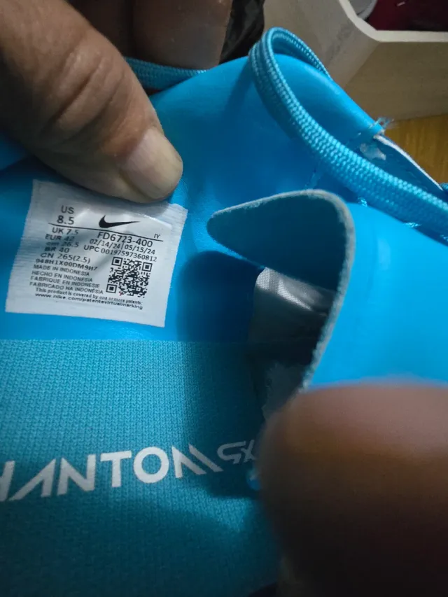 Zapatillas de fútbol azule el la foto está las med