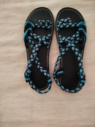 Sandalias negras y azules