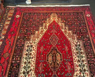 Tappeto persiano rosso e nero