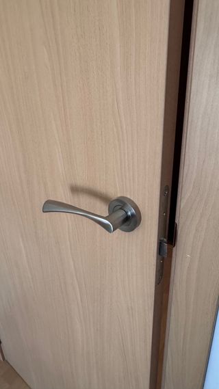 Puerta de madera haya.