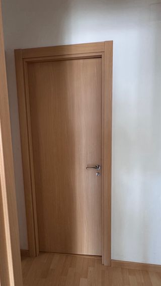 Puerta de madera haya.