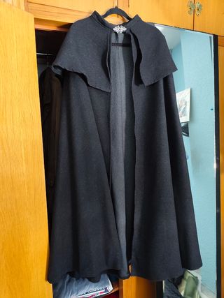 Capa española negra y gris