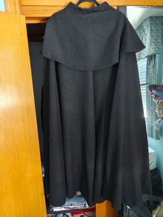 Capa española negra y gris