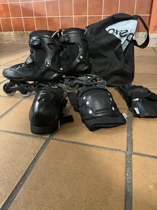 Patines en línea negros + protecciones y bolsa