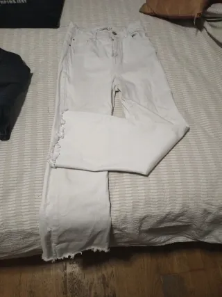 Pantalón flare blanco Stradivarius