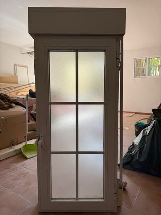 Ventanas con marco blanco y cristal translúcido