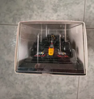 Bburago Red Bull RB19 Max Verstappen 1:24