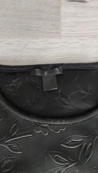 Vestido negro neopreno flores troqueladas