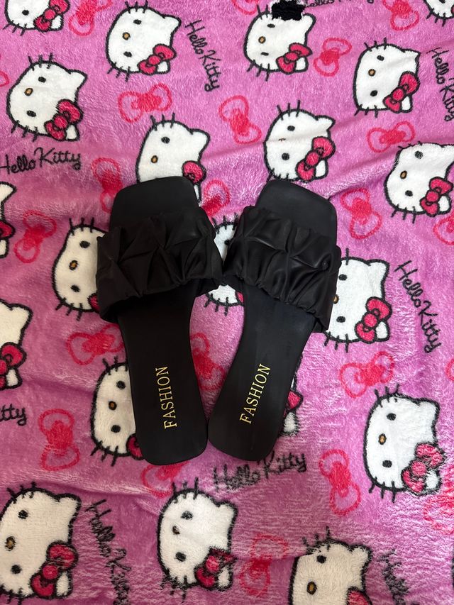 Chanclas negras con detalle fruncido