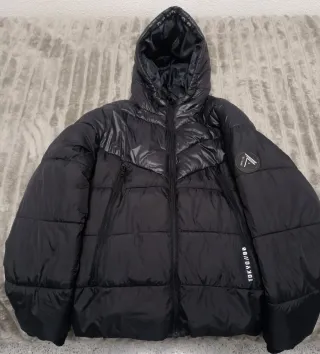 Chaqueta de plumas negra