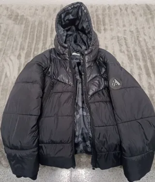 Chaqueta de plumas negra