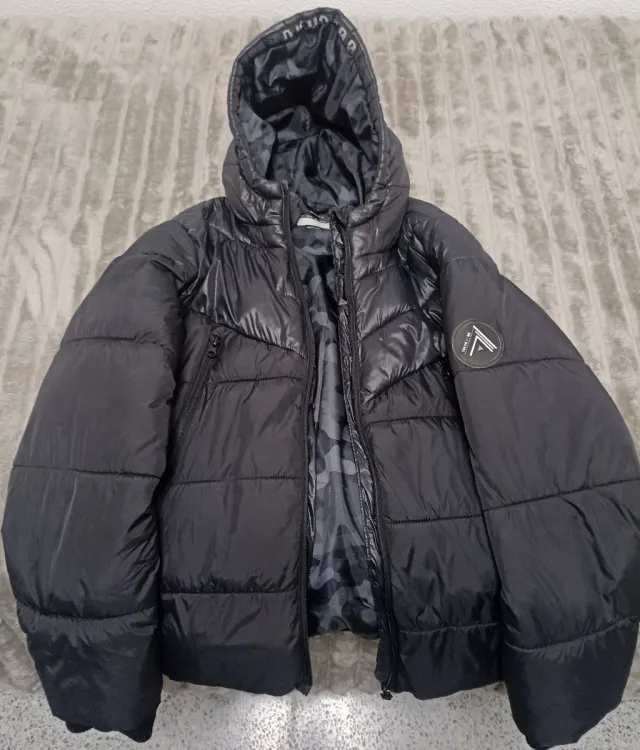 Chaqueta de plumas negra