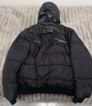 Chaqueta de plumas negra