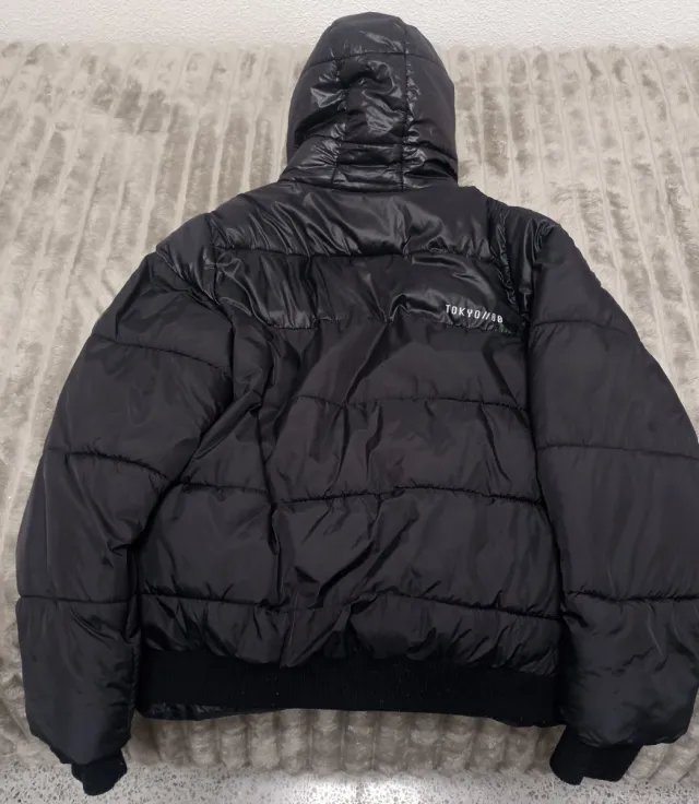 Chaqueta de plumas negra