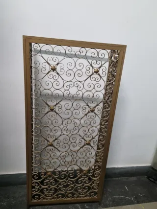 Cubre radiador metálico dorado