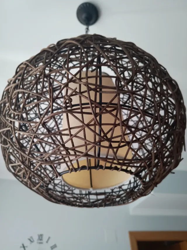 Lámpara de techo de mimbre y metal