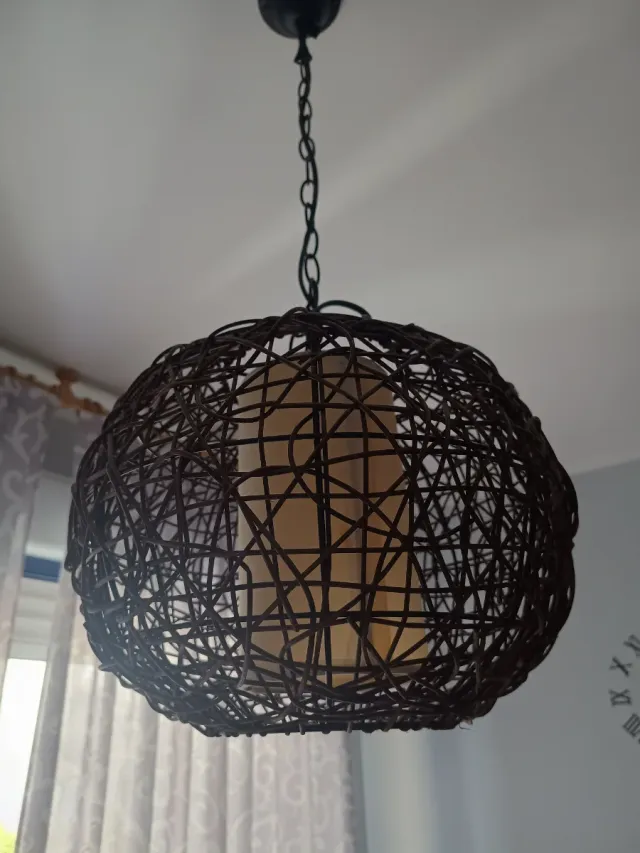 Lámpara de techo de mimbre y metal