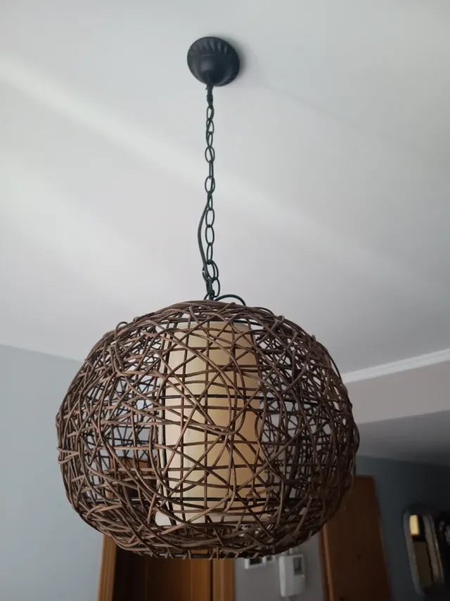 Lámpara de techo de mimbre y metal